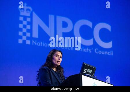 Die Innenministerin Priti Patel hält eine Rede während des gemeinsamen Gipfels des nationalen Polizeichefs und der Vereinigung der Polizei- und Kriminalkommissare im Queen Elizabeth II Conference Center in London. Stockfoto