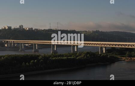 Blick auf die U-Bahn-Brücke in Nischni Nowgorod im Morgengrauen. Stockfoto