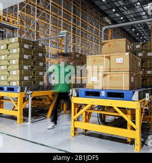 Peking, CHINA - 03. JUNI 2019: Moderne Automatisierung der Lagerproduktion in China Stockfoto