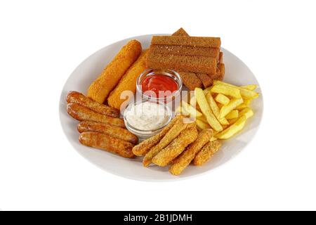 Heiße Appetithäppchen aus Roggenbrot, eine Reihe von Hühnerhuschen, Würstchen, Käsestäbchen im Besen, Pommes frites, Mayonnaisesauce, Teer-Teer, Ketchup Stockfoto