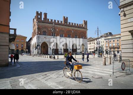 Das autofreie historische Zentrum von Piacenza mit vielen Fahrrädern und Fußgängern. Piacenza, Italien - april 2019 Stockfoto