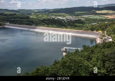 Bigge Staudamm in der Nähe von Attendorn im Sommer Stockfoto