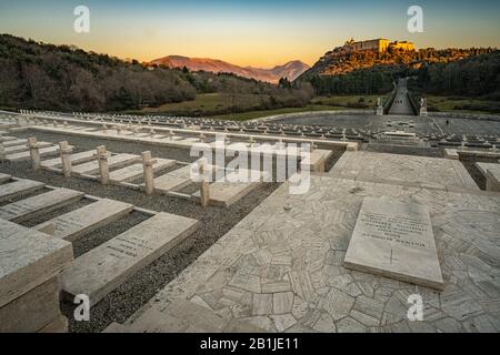 Montecassino, vom polnischen Kriegsmilitärfriedhof aus gesehen Stockfoto