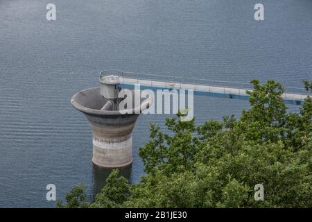 Bigge Staudamm in der Nähe von Attendorn im Sommer Stockfoto
