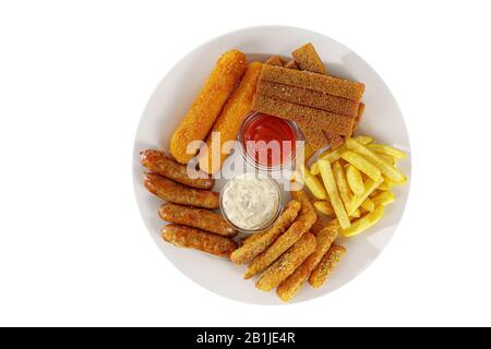 Heiße Appetithäppchen aus Roggenbrot, eine Reihe von Hühnerhuschen, Würstchen, Käsestäbchen im Besen, Pommes frites, Mayonnaisesauce, Teer-Teer, Ketchup Stockfoto