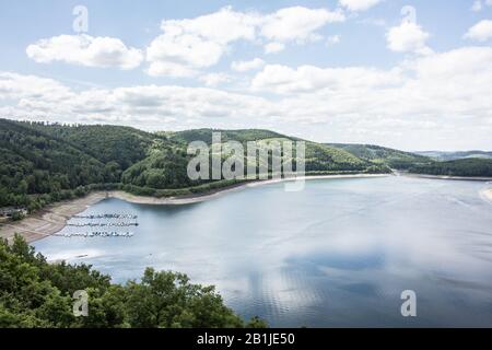 Bigge Staudamm in der Nähe von Attendorn im Sommer Stockfoto