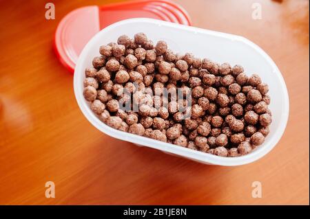 Ein komplettes Glas Schokoladenflocken mit Frühstückskugeln. Frühstücks-Option für Kinder. Zutaten zum Kochen. Stockfoto