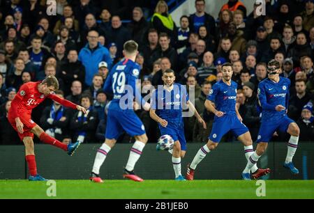 London, 25.02.2020 Thomas Müller (FCB), Marcos Alonso (Chelsea), Cesar Azpilicueta (Chelsea), Andreas Christensen (Chelsea) Chelsea London - FC Bayern Stockfoto