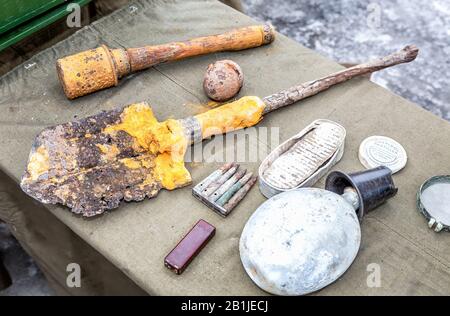 Samara, Russland - 23. Februar 2020: Alte, rostige Munition und persönliche Gegenstände von Soldaten der deutschen Armee während des zweiten Weltkriegs Stockfoto