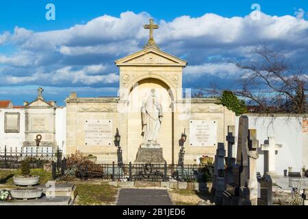 Grab mit lebensgroßer Stein Jesus Christus Statue auf dem alten St. Michael Szent Mihaly Friedhof, Sopron, Ungarn Stockfoto