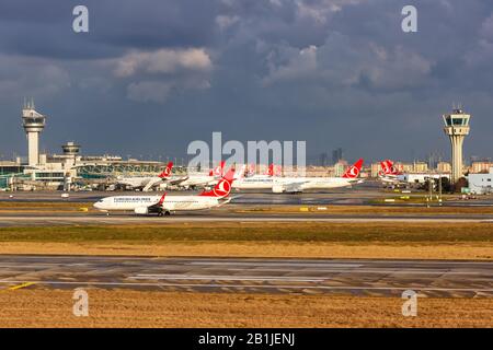 Istanbul, Türkei - 15. Februar 2019: Türkische Fluggesellschaften fliegen auf dem Flughafen Istanbul Atatürk (ist) in der Türkei. Stockfoto