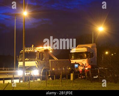 Rettungswagen rettet zerbrochenen Lkw am Straßenrand united Kingdom Stockfoto