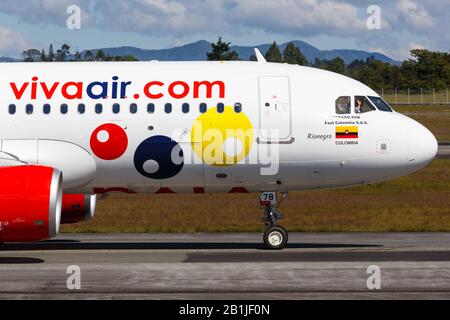 Medellin, Kolumbien - 26. Januar 2019: Flugzeug Vivaaair Airbus A320 am Flughafen Medellin (MDE) in Kolumbien. Stockfoto