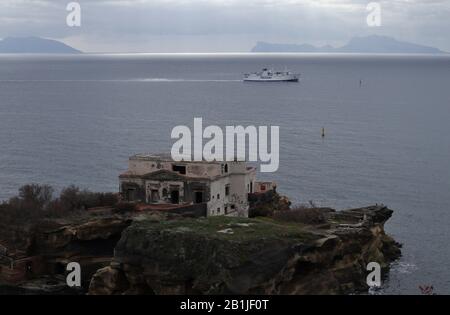 Napoli - Traghetto e Isola di Gaiola dal Parco Archeologico di Pausilypon Stockfoto