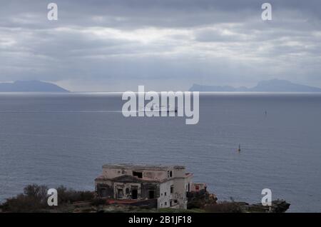 Napoli - Traghetto e Villa di Gaiola dal Parco Archeologico di Pausilypon Stockfoto