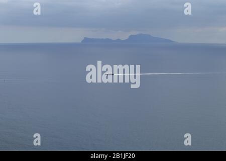 Napoli - Traghetto verso il porto di Napoli dal Parco Virgiliano Stockfoto