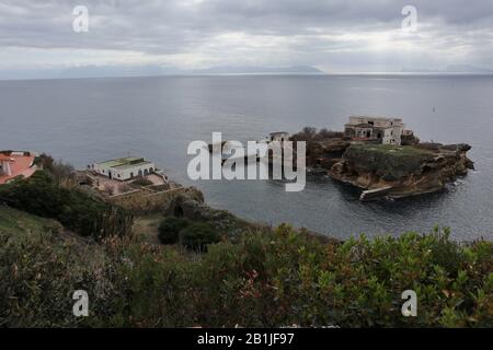 Neapel - Gebiet Marina Protetta di Gaiola dal Parco Archeologico di Pausilypon Stockfoto