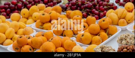 Die Früchte sind auf dem Georgischen Markt verkauft. Selektive konzentrieren. Essen. Stockfoto