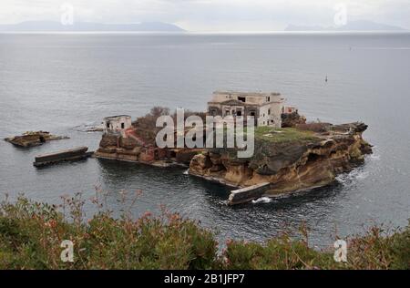 Napoli - Isola di Gaiola dal Parco Archeologico di Pausilypon Stockfoto