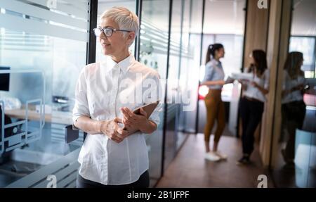 Ziemlich Senior Business Frau, erfolgreich das Vertrauen in die Gebäude Stockfoto