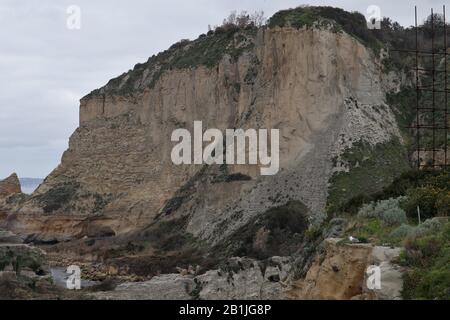 Neapel - Rupe sulla Baia di Trentaremi dal Parco Archeologico di Pausilypon Stockfoto