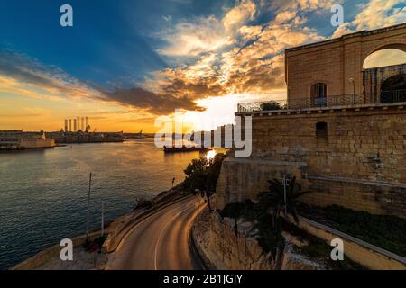 Schöner Sonnenuntergang über dem Mittelmeer und der Bucht von Malta, wie von Valletta aus zu sehen. Stockfoto