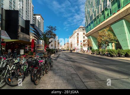 Menschen, die durch Landstraber Hauptstraße im Bezirk Landstrabe in Wien, Österreich, spazieren gehen. Stockfoto