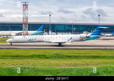 Jakarta, Indonesien - 28. Januar 2018: Garuda Indonesia Explore Jet Bombardier CRJ 1000 Flugzeug am Jakarta Airport (CGK) in Indonesien. Stockfoto