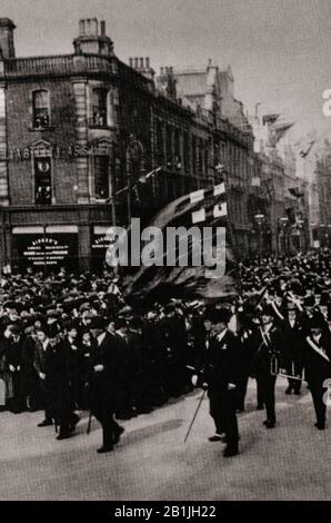 Im April 1912 konvergierten 250.000 Orangemen auf Balmoral Showground in Belfast und erklärten, dass sie unter keinen Umständen die Home Rule in Irland akzeptieren werden. Organisiert von der Loyalen Orange Institution, auch bekannt als Orange Order, einer protestantischen Bruderordnung, die sich hauptsächlich in Nordirland aufhält, wurde sie im County Armagh im Jahre 1795 in einer Zeit des Protestant-katholischen sektiererischen Konflikts als Bruderschaft im mauronischen Stil gegründet, die zur Aufrechterhaltung des protestantischen Aufstiegs vereidigt wurde. Stockfoto