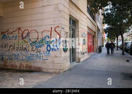 Beirut, Libanon. 26. Februar 2020: Gewerbeimmobilien im zentralen Geschäftsviertel von Beirut werden von Regierungsgegnern beschädigt, die sich gegen die Korruption und Wirtschaftskrise der libanesischen Regierung einsetzen. Demonstranten haben sich mit den libanesischen Sicherheitskräften in Beirut zusammengetan, die versuchten, ein Vertrauensvotum im parlament über das neue Kabinett zu stoppen, das ihrer Meinung nach ihren Forderungen nicht entspricht, und den Libanon nicht vor wirtschaftlichen Katastrophen retten können.Credit: Amer Ghazzal/Alamy Live News Stockfoto