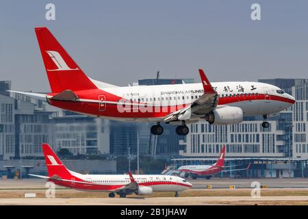 Shanghai, China - 28. September 2019: Boeing 737-700 der Shanghai Airlines auf dem chinesischen Flughafen Shanghai-Hongkong (SHA). Boeing ist eine amerikanische Luft Stockfoto