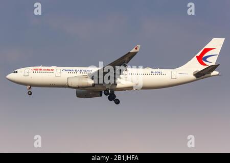 Shanghai, China - 28. September 2019: China Eastern Airlines Airbus A330-200 Flugzeug auf dem Shanghai Hongqiao Airport (SHA) in China. Airbus ist ein Europea Stockfoto