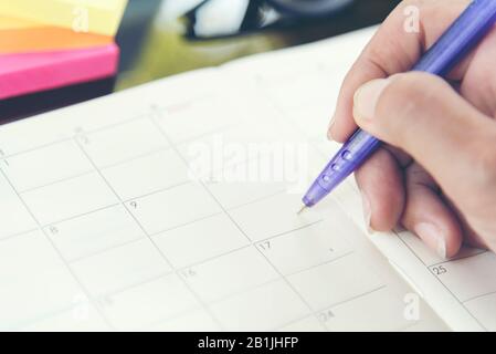 2018 Calendar Event Planner ist ausgelastet. Geschäftsfrau plant Agenda und Zeitplan immer mit Kalender, Uhr zum Festlegen des Terminplans. Frau Stockfoto