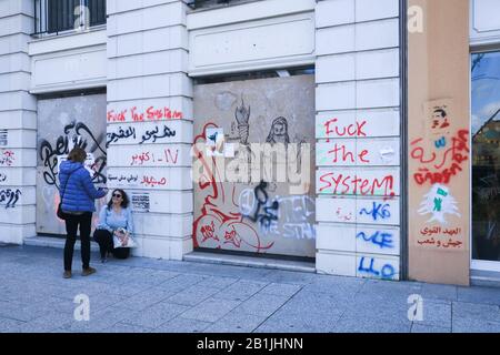 Beirut, Libanon. 26. Februar 2020: Gewerbeimmobilien im zentralen Geschäftsviertel von Beirut, die mit Graffiti bedeckt und von Regierungsgegnern beschädigt wurden, die sich gegen libanesische Regierungskorruption und Wirtschaftskrise einsetzen. Demonstranten haben sich mit den libanesischen Sicherheitskräften in Beirut zusammengetan, die versuchten, ein Vertrauensvotum im parlament über das neue Kabinett zu stoppen, das ihrer Meinung nach ihren Forderungen nicht entspricht, und den Libanon nicht vor wirtschaftlichen Katastrophen retten können.Credit: Amer Ghazzal/Alamy Live News Stockfoto