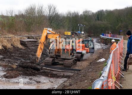 Silt wird aus Dem Lancaster Kanal über den River Lune Aquädukt entfernt, der für Winter-Maintaince-Arbeiten abgelassen wurde Stockfoto