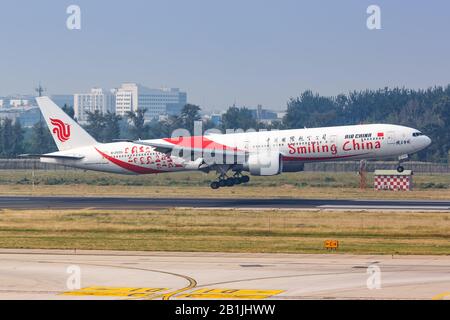 Peking, China - 2. Oktober 2019: Air China Boeing 777-300er Flugzeug am Flughafen Beijing Capital (PEK) in China. Boeing ist ein amerikanisches Flugzeugmanufa Stockfoto