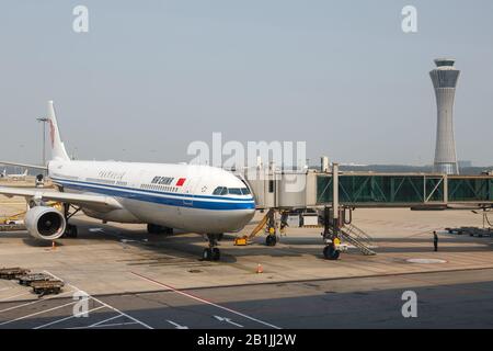 Peking, China - 2. Oktober 2019: Air China Airbus A330 Airplane at Beijing Capital Airport (PEK) in China. Airbus ist ein europäischer Flugzeughersteller Stockfoto