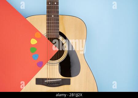 Bunte Auswahl an Akustikgitarren Soundloch auf blauem Hintergrund. Flache Laienansicht Stockfoto