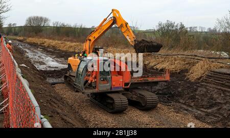 Silt wird aus Dem Lancaster Kanal über den River Lune Aquädukt entfernt, der für Winter-Maintaince-Arbeiten abgelassen wurde Stockfoto