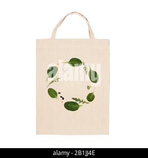 Canvas Eco-Tasche mit kreativer grüner Komposition isoliert. Flache Laienansicht Stockfoto