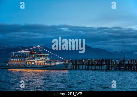 Ausflugsschiff am Chiemsee an der Fußgängerbrücke Fraueninsel am Abend, Deutschland, Bayern Stockfoto