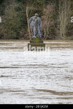 Statue des Herkules umgeben von Flusswasser des Severn in The Quarry, Shrewsbury, Shropshire, England, Großbritannien Stockfoto