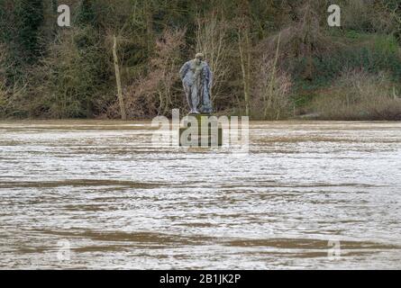 Statue des Herkules umgeben von Flusswasser des Severn in The Quarry, Shrewsbury, Shropshire, England, Großbritannien Stockfoto