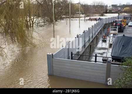 Überschwemmungsbarrieren, die den Fluss Severn in Frankwell, Shrewsbury, Shropshire, England, Großbritannien zurückhalten Stockfoto