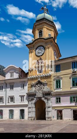 Uhrturm der Stadt oder Gradski toranj, ein Wahrzeichen von Rijeka, Kroatien, Europa, an einem sonnigen Sommertag in Korzo, der Hauptstraße der Stadt Stockfoto