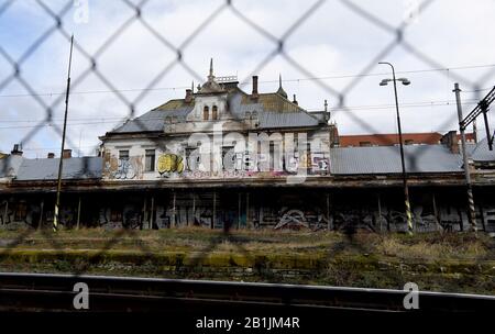 Prag, Tschechien. Februar 2020. Verlassene Jugendstilgebäude des Bahnhofs Praha-Vysehrad, Prag, Tschechien, am Mittwoch, 26. Februar 2020. Kredit: Michal Krumphanzl/CTK Foto/Alamy Live News Stockfoto