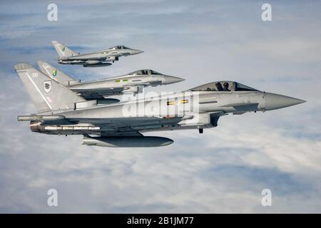 Kampfflugzeuge, BAE Systems Typhoon Interceptor Kampfflugzeuge der Royal Air Force, die über die Nordsee fliegen, um feindliche Flugzeuge abzufangen Stockfoto