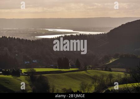 Das Licht am frühen Morgen zeigt Den Fluss Severn in der Flut vom Old Point Inn Standort, Mitchell, Gloucestershire. Stockfoto