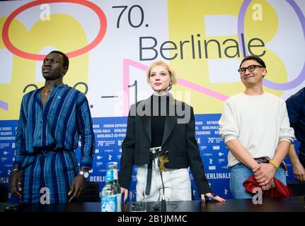 Berlin, Deutschland. Februar 2020. 70. Berlinale, Pressekonferenz, Wettbewerb, Berlin Alexanderplatz: Die Schauspieler Welket Bungue (l-r), Jella Haase und Regisseur Burhan Qurbani. Das Internationale Filmfestival findet vom 20.02. Bis 01.03.2020 statt. Credit: Gregor Fischer / dpa / Alamy Live News Stockfoto