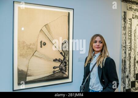 Lonodn, Großbritannien. Februar 2020. Void, 2019, von Carolina Mazzolari (abgebildet) - Fine Cell Work - Human Touch, eine Zusammenarbeit zeitgenössischer Künstler und Stitcher, die in Gefängnissen arbeiten, die von dieser führenden Wohltätigkeitsorganisation und einem sozialen Unternehmen trainiert wird. Die Arbeit mit der Erzählung jedes Künstlers und mit seinen genauen Anweisungen haben hochqualifizierte Gefangene, die in ganz Großbritannien ansässig sind, die einzigartigen Werke zusammengefügt - die alle vom 26. Februar bis zum 3. März 2020 in Sotheby's Londoner Galerien zu sehen sind und von Feiner Zellarbeit zum Verkauf angeboten werden. Credit: Guy Bell/Alamy Live News Stockfoto